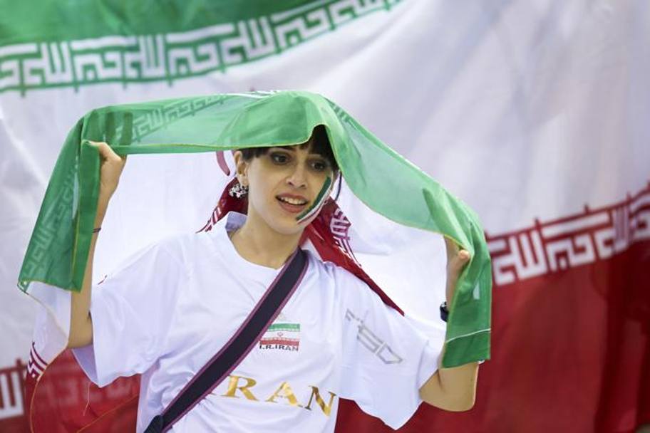 Una supporter della rivelazione Iran, che ha battuto gli azzurri nella prima partita del girone D. Getty